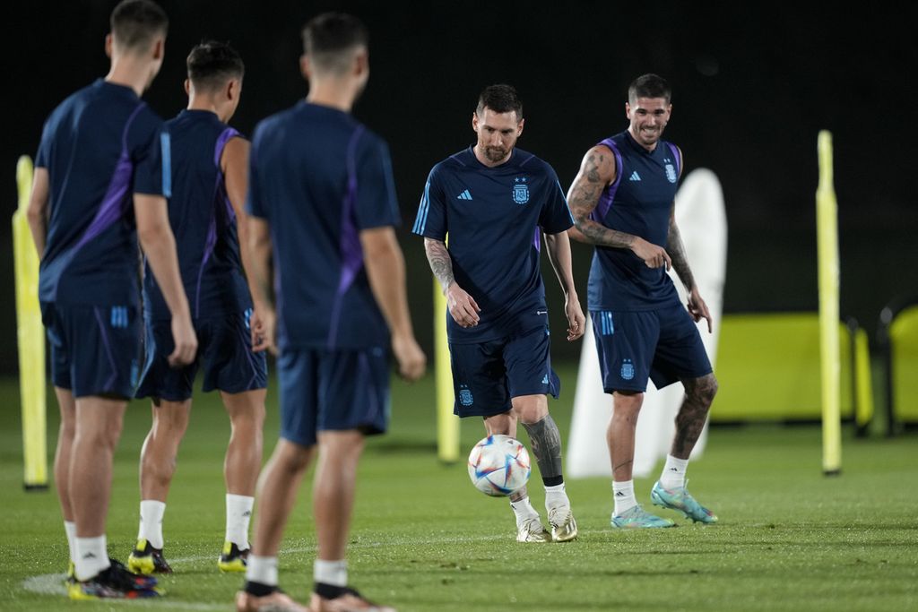 Lionel Messi melakukan pemanasan  bersama rekan setimnya pada sesi latihan tim nasional Argentina di Doha, Qatar, Selasa (29/11/2022). 