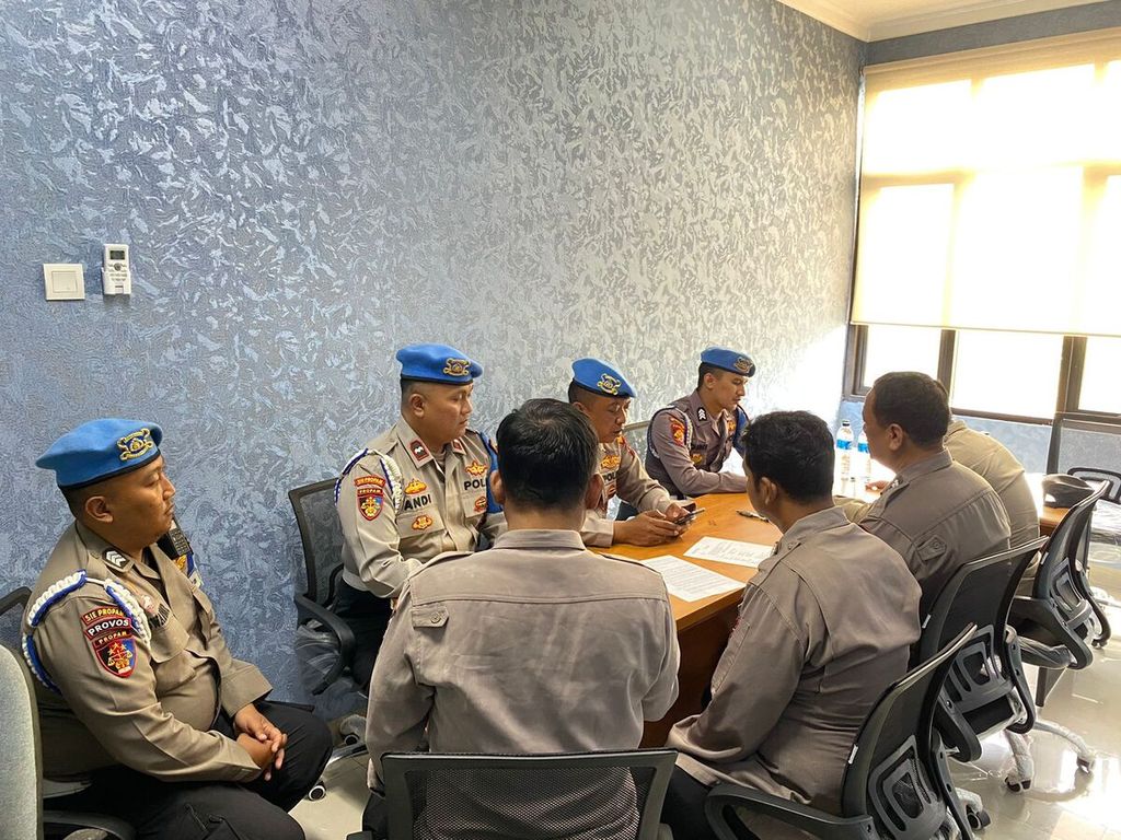 Bidang Propam Polda Metro Jaya dan Propam Polres Metro Jakarta Pusat memeriksa empat personel Polsek Tanah Abang, Jumat (23/2/2024). Empat personel itu lalai sehingga menyebabkan tahanan kabur.