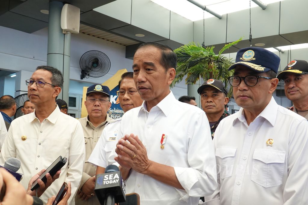 President Joko Widodo gave a press statement following his inspection of the smoothness of Eid homecoming at Senen Station, Jakarta, on Monday (8/4/2024). The President mentioned that the Eid homecoming flow from Senen Station was well-managed and orderly. The President plans to celebrate Eid al-Fitr in Jakarta.