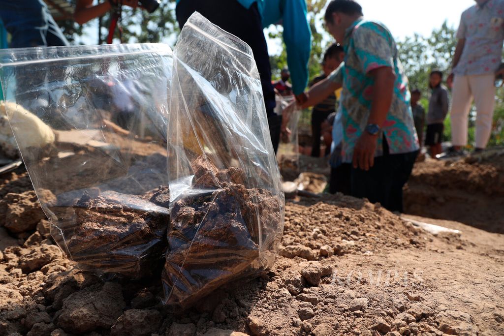 Potongan fosil gading gajah purba stegodon yang dikumpulkan dari lokasi penemuan untuk diteliti dan dirangkai di Desa Ngebung, Kecamatan Kalijambe, Kabupaten Sragen, Jawa Tengah, Rabu (2/8/2023). 