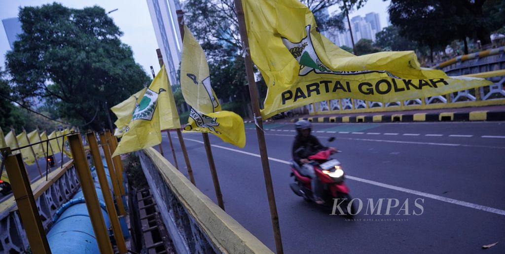 Pengendara melintasi deretan bendera Partai Golkar yang terpasang di Jalan Penjernihan 1, Jakarta, Minggu (5/11/2023). 