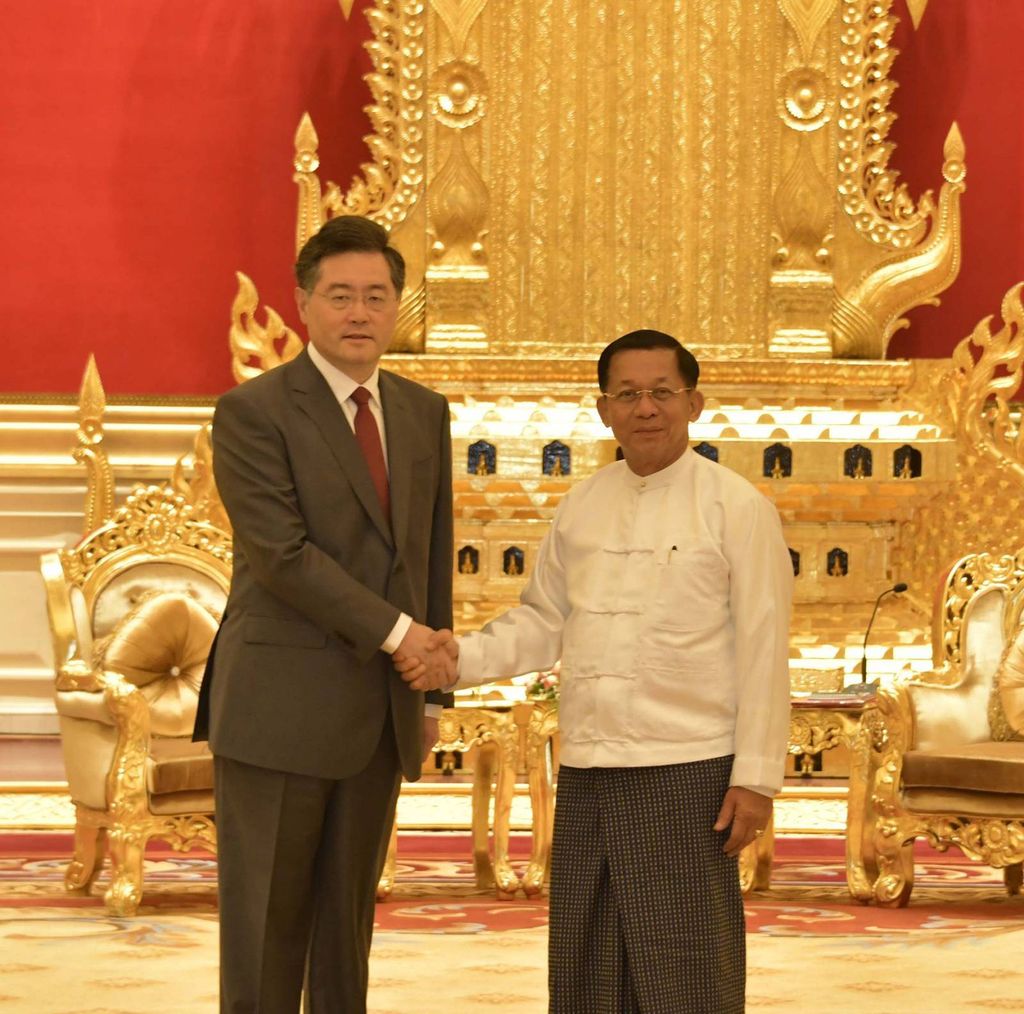Pemimpin junta Myanmar Min Aung Hlain menerima Menteri Luar Negeri China Qin Gang pada 2 Mei 2023 di  Naypyidaw, Myanmar. Ada sorotan pada China, seperti juga pada Rusia, yang terus berhubungan erat dengan junta Myanmar.