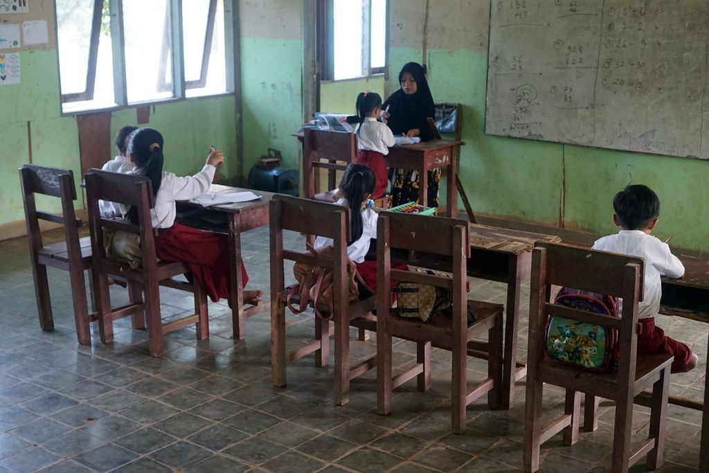 Lokahita yang lulusan SMA mengajar lima siswa di sekolah dasar kunjung SDN 012 Kampung Mului, Desa Swan Slotung, Kecamatan Muara Komam, Kabupaten Paser, Kalimantan Timur, Senin (20/11/2023).