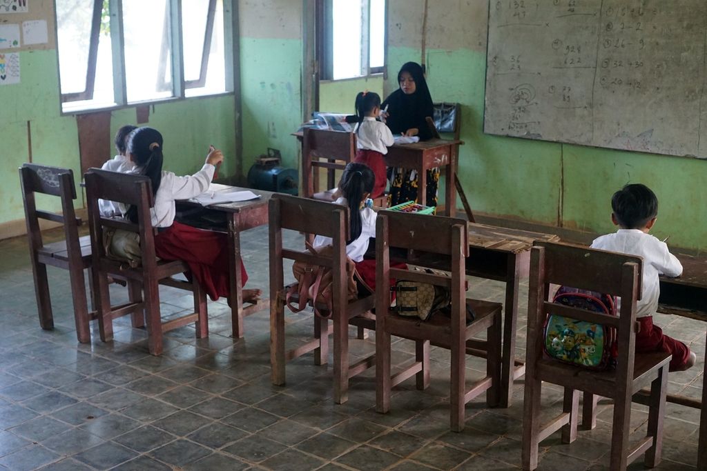 Lokahita yang merupakan lulusan SMA mengajar lima siswa di Sekolah Dasar Kunjung SDN 012 Kampung Mului, Desa Swan Slotung, Kecamatan Muara Komam, Kabupaten Paser, Kalimantan Timur, Senin (20/11/2023).