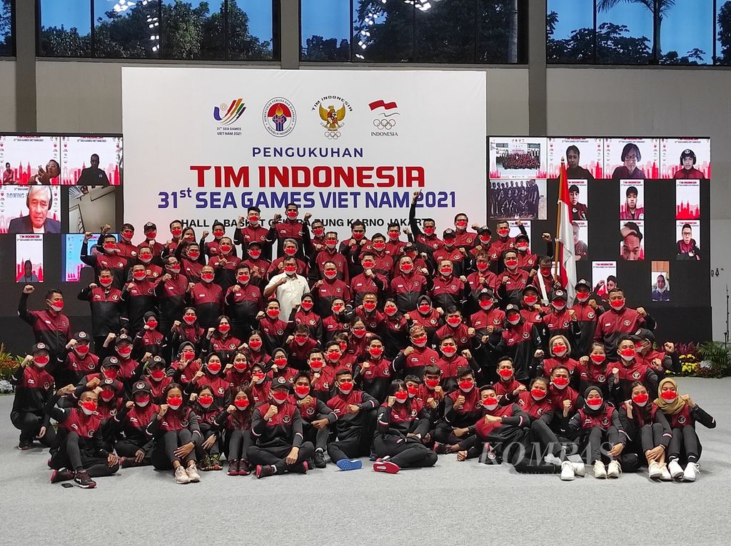 Atler-atlet Indonesia berfoto bersama Menteri Pemuda dan Olahraga Zainudin Amali di sela-sela acara pengukuhan tim Indonesia untuk SEA Games Vietnam 2021, Minggu (8/5/2022), di Jakarta. Indonesia mengirim 499 atlet untuk memerebutkan medali di Vietnam.