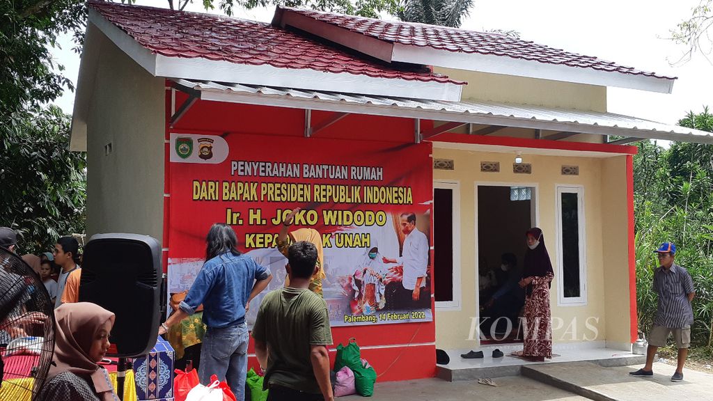 Rumah tipe 36 bantuan dari Presiden Joko Widodo yang dibangun oleh jajaran Polda Sumsel untuk Mak Unah, Senin (14/2/2022). ketika datang ke Sumsel Senin (24/1/2022) lalu, Presiden meminta agar Mak Unah dibangunkan rumah yang laik.