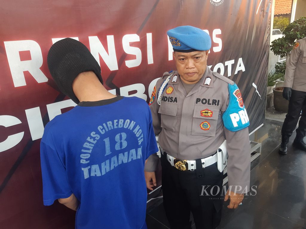 The police brought a suspect in a murder case to the headquarters of the Cirebon Kota Regional Police in West Java on Friday (10/5/2024). In the release, the police revealed the discovery of a female body in a wardrobe at one of the boarding houses in Kedawung District on Thursday (9/5/2024).