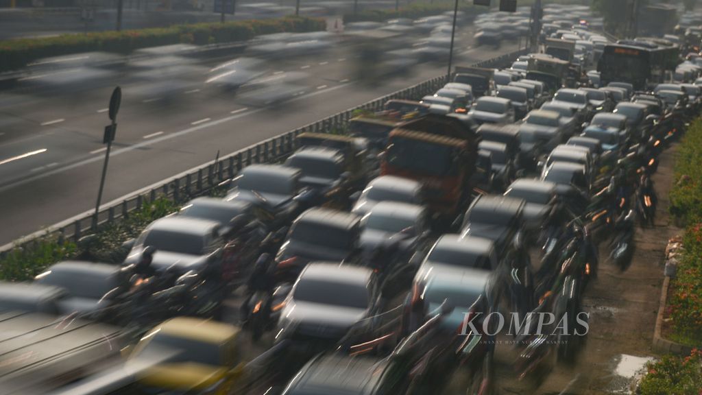 Para pengendara memadati Jalan MT Haryono, Tebet, Jakarta Selatan, saat jam kerja, Kamis (3/6/2021). 