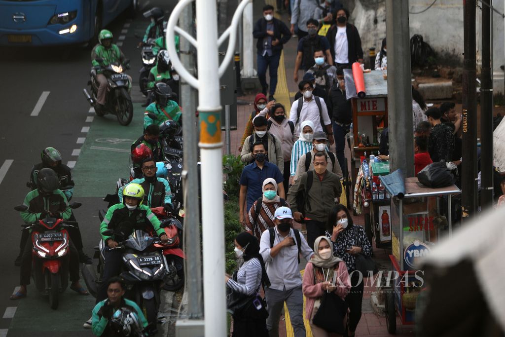 Para pekerja berjalan di trotoar di Jalan Tentara Pelajar, Jakarta menuju ke Stasiun Palmerah, saat jam pulang kerja, Rabu (11/5/2022). 