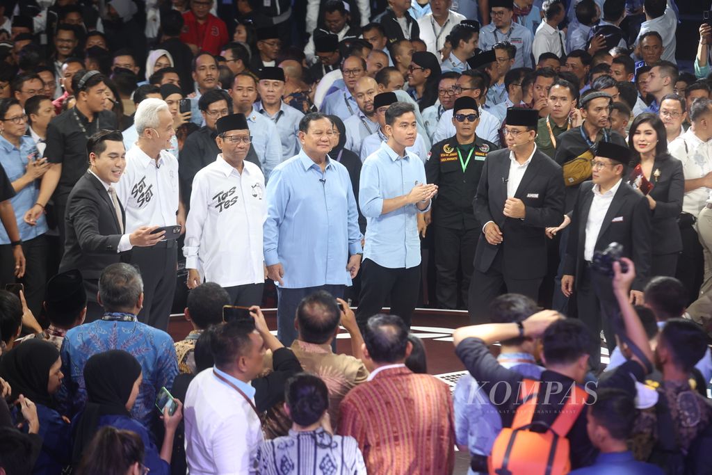 Ketiga pasangan calon presiden-calon wakil presiden berfoto bersama setelah mengikuti debat yang diselenggarakan Komisi Pemilihan Umum (KPU) di kantor KPU, Jakarta, Selasa (12/12/2023). 