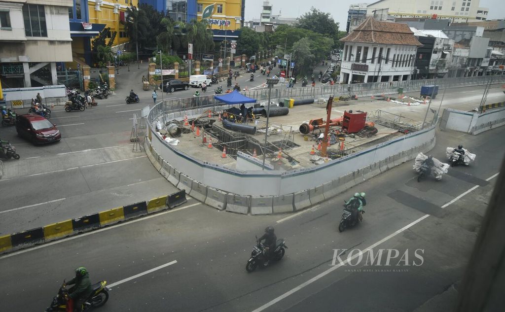 Proyek MRT Jakarta fase 2A paket kontrak (CP) 203 di kawasan Glodok, Jakarta Barat, Rabu (15/12/2021). 