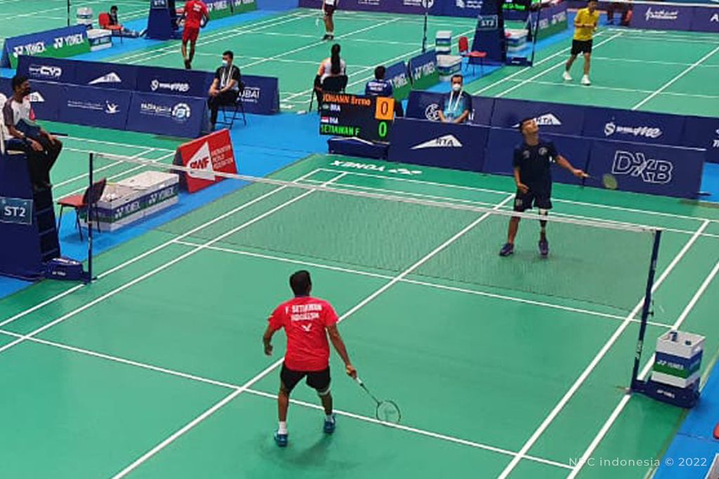 Atlet bulu tangkis paralimpiade Indonesia, Fredy Setiawan, bertanding di nomor tunggal putra SL4 pada turnamen Fazza Dubai Para Badminton Internasional ke-4 2022, Minggu (29/5/2022). Indonesia menjadi juara umum turnamen itu setelah menjuarai enam nomor.