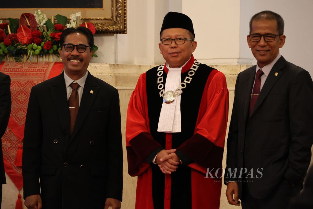 Arsul Sani (tengah) mengucapkan sumpah sebagai hakim konstitusi di Istana Negara, Jakarta, Kamis (18/1/2024). Arsul bersama dengan koleganya sesama hakim konstitusi, yakni Daniel Yusmic (kiri) dan Saldi Isra (kanan).