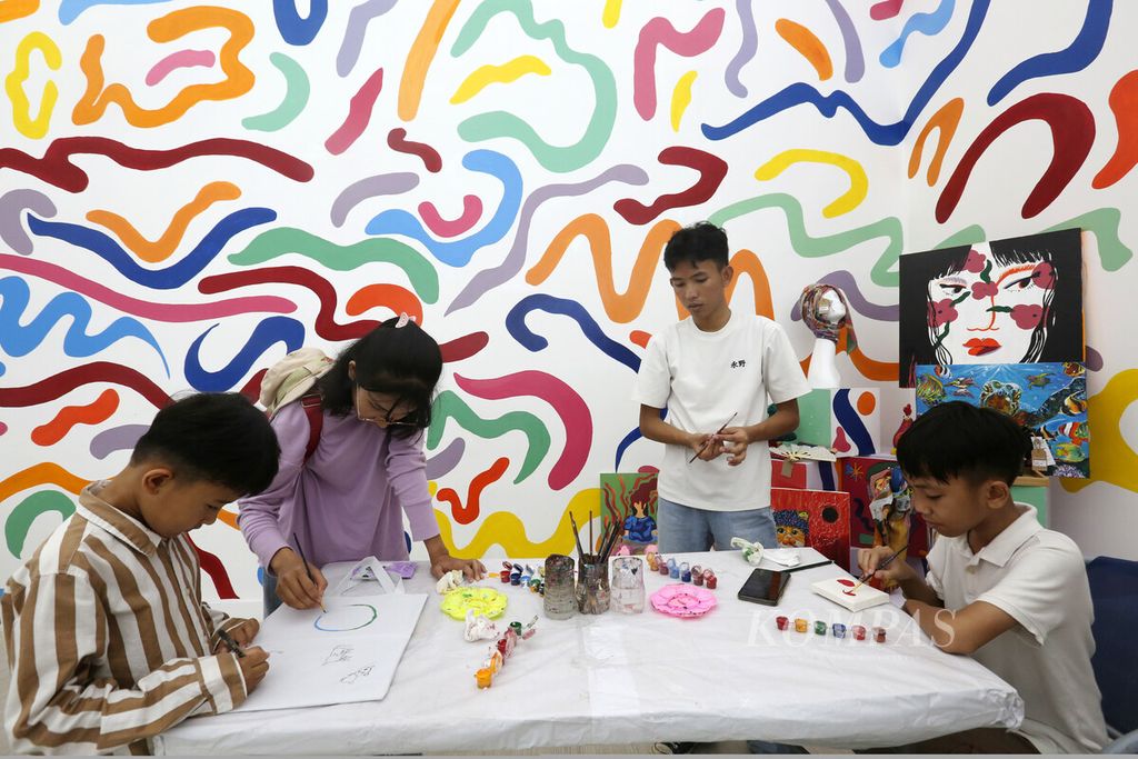 Anak-anak belajar melukis di galeri untuk mengisi kegiatan saat berlibur di TMII, Jakarta, Senin (1/1/2024).
