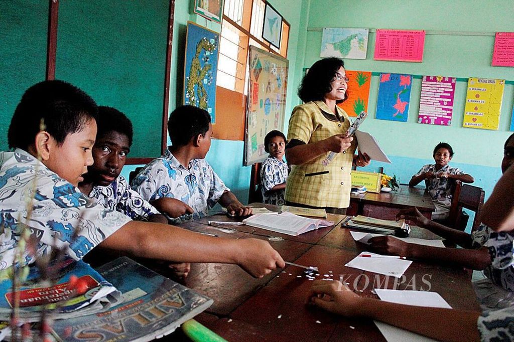 Seorang guru sedang mengajar di SD Bonaventura Sentani, Kabupaten Jayapura, Papua, Kamis (21/11/2013). Sekolah tersebut merupakan salah satu sekolah percontohan yang menerapkan pendidikan tanpa kekerasan. 