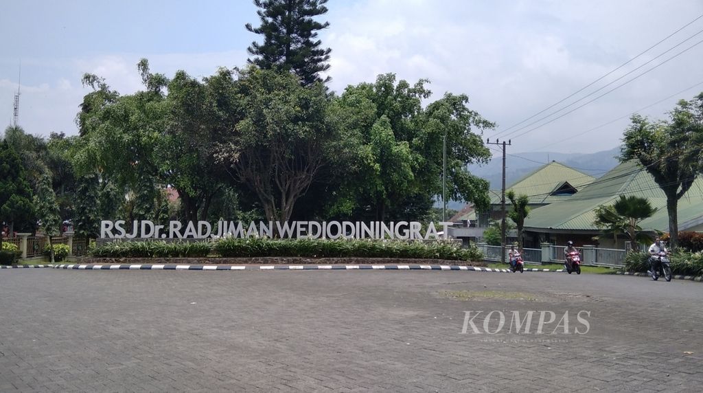 Suasana di depan Rumah Sakit Jiwa Dr Radjiman Wediodiningrat (RSJRW), Lawang, Kabupaten Malang, Jawa Timur, Selasa (4/3/2021).
