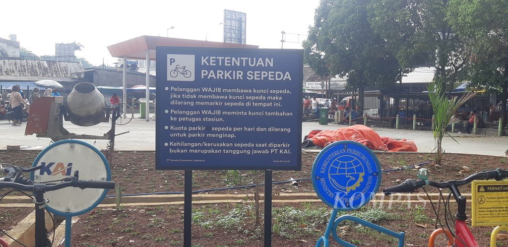 Plang berisi informasi ketentuan parkir sepeda di pintu masuk utara Stasiun Bekasi, Kota Bekasi, Jawa Barat, Jumat (7/10/2022).
