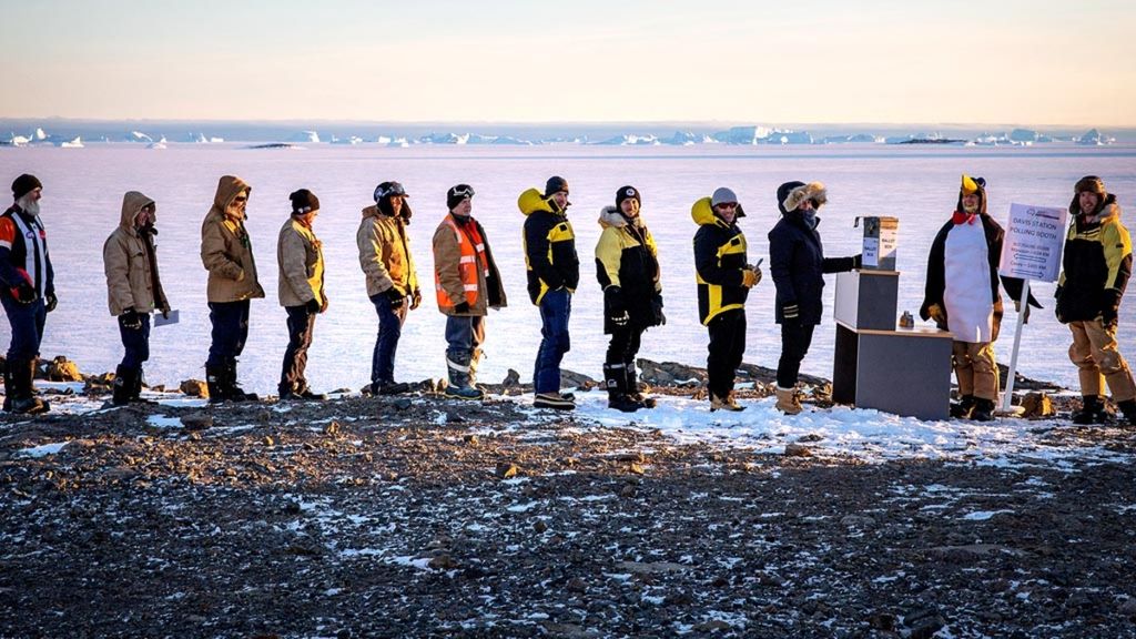 Para anggota ekspedisi mengantre untuk memberikan suara dalam pemilihan umum Australia di pusat penelitian Davis, Antartika, Jumat (17/5/2019).