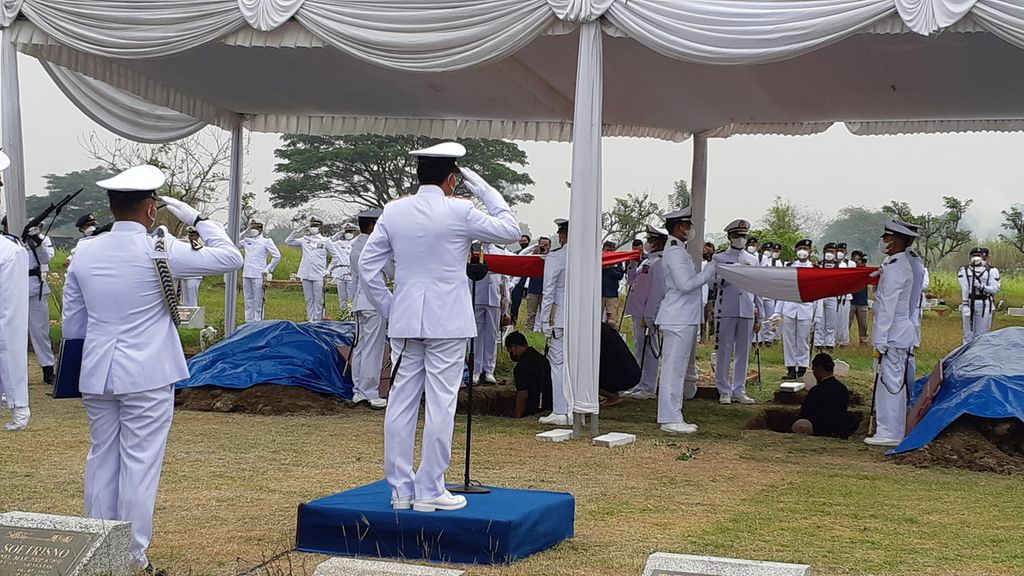 Pemakaman pilot dan kopilot pesawat latih TNI AL Bonanza T-2503, Kapten Anumerta Judistira dan Lettu Anumerta Dendy Eka, di Taman Makam Bahagia, Sidoarjo, Jumat (9/9/2022) 
