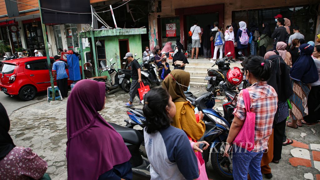 Warga mengantre untuk dapat membeli sembako murah dengan menggunakan Kartu Jakarta Pintar (KJP) di pasar Cipete, Jakarta Selatan, Senin (6/2/2023). Program subsidi pangan melalui KJP ini bertujuan menyediakan pangan berkualitas dengan harga terjangkau.
