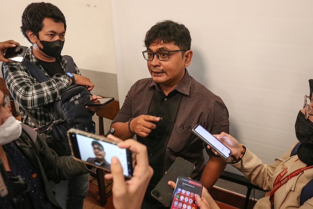Koordinator Indonesia Corruption Watch (ICW) Agus Sunaryanto menjawab pertanyaan wartawan seusai acara peluncuran pandangan ICW terhadap demokrasi dan pemberantasan korupsi tahun 2023 di Kedai Tjikini, Jakarta Pusat, Jumat (6/1/2023). 