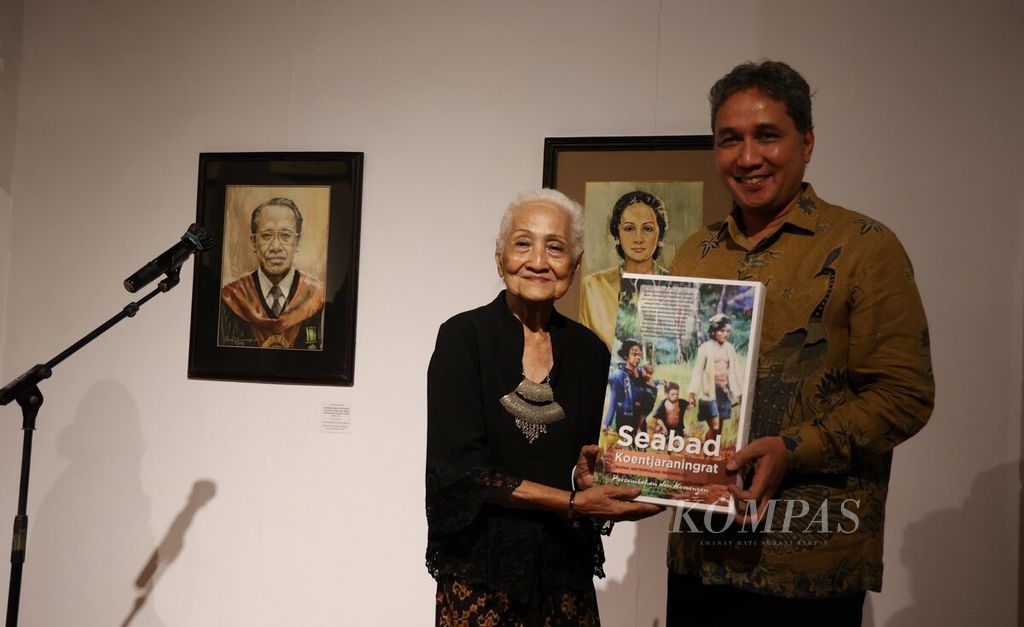 Director General of Culture, Ministry of Education, Culture, Research, and Technology Hilmar Farid (right) receives a souvenir from Mrs. Stien Koentjaraningrat during the opening of the cultural and art exhibition "100 Years Koentjaraningrat Commemoration" at Bentara Budaya Jakarta, on Thursday evening (June 8th, 2023).