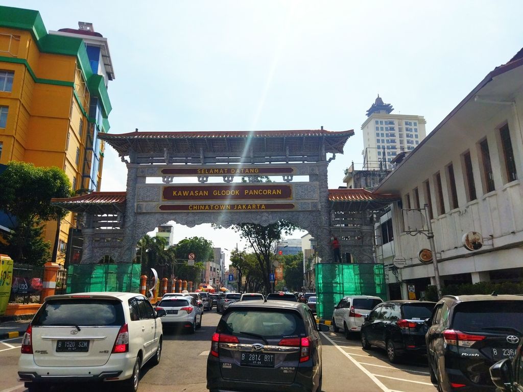 Gapura Chinatown Jakarta, Pancoran, Glodok, Jakarta Barat, yang diresmikan oleh Gubernur DKI Jakarta Anies Baswedan, Kamis (30/6/2022), tampak ramai oleh kendaraan, Minggu (3/7/2022).