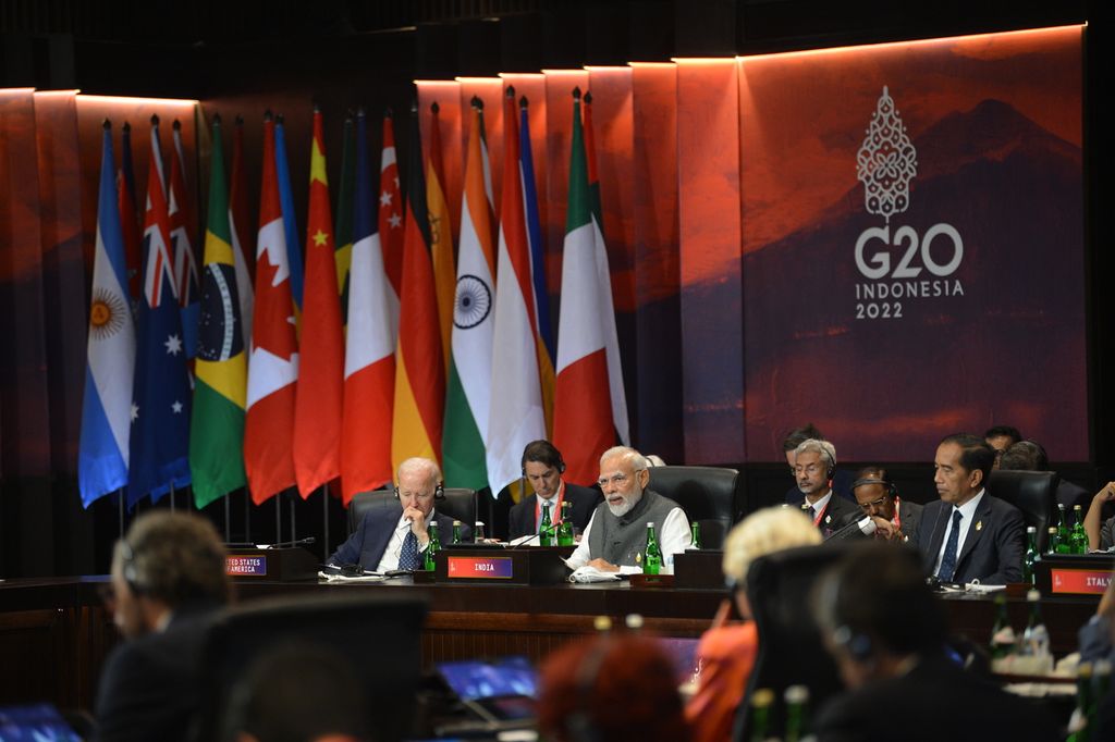 Perdana Menteri India Narendra Modi (tengah) disaksikan Presiden Joko Widodo (kanan) dan Presiden Amerika Serikat Joe Biden (kiri) menyampaikan pandangannya saat pembukaan KTT G20 di Nusa Dua, Bali (15/11/2022). 