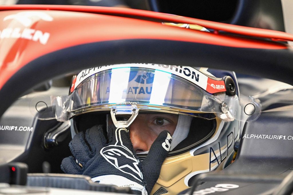 Pebalap Alpha Tauri  Daniel Ricciardo bersiap mengikuti sesi latihan bebas pertama Grand Prix Formula 1 Hongaria di Sirkuit Hungaroring, Mogyorod, dekat Budapest, Jumat (21/7/2023). Ricciardo kembali membalap setelah absen sejak akhir musim lalu.