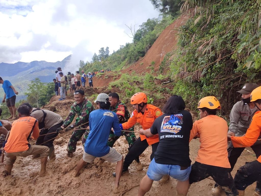 Petugas SAR gabungan dibantu warga mencari korban tertimbun longsor di Kecamatan Bastem Utara, Kabupaten Luwu, Sulawesi Selatan, Senin (26/2/2024). Sebanyak 15 kendaraan roda dua dan dua unit kendaraan roda empat ikut terimbun.