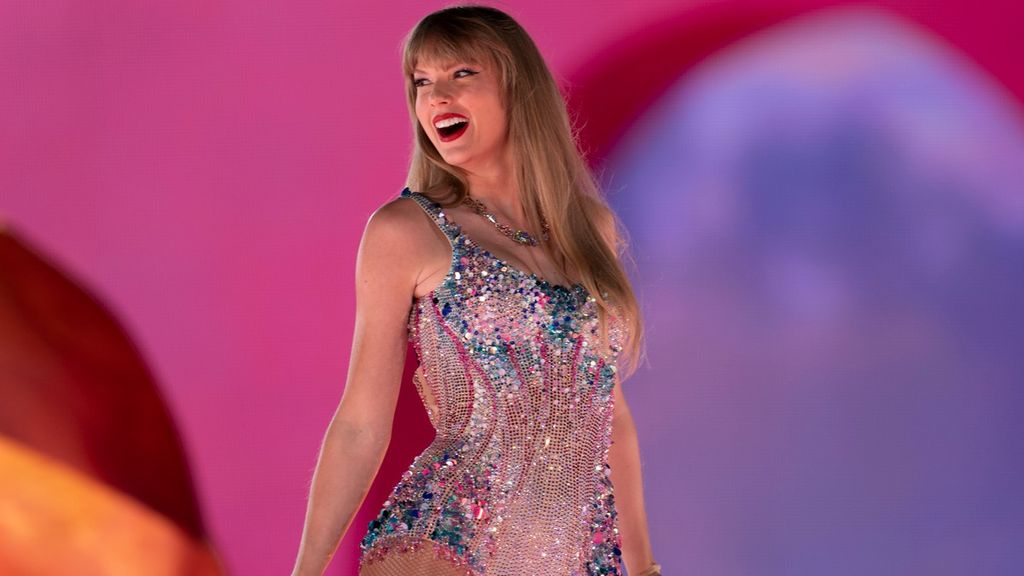 Taylor Swift saat tampil dalam The Eras Tour, 5 Mei 2023, di Nashville, Tennessee. Rumor kedekatan Swift dan pemain NFL, Travis Kelce, membuat gempar dunia olahraga dan hiburan di Amerika Serikat. 