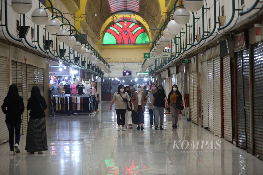 Pengunjung menelusuri lorong di Mal Blok M, Jakarta Selatan, Rabu (27/7/2022). 