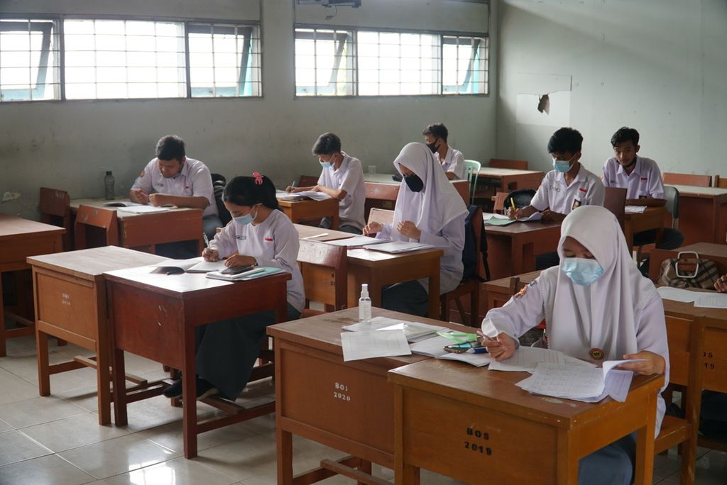 Suasana belajar di salah satu kelas di SMK 2 Padang, Sumatera Barat, Selasa (26/1/2021). Mulai Selasa, siswa perempuan non-Muslim di sekolah ini mulai tidak mengenakan hijab ke sekolah karena ada penegasan dari Menteri Pendidikan, Kebudayaan, Riset, dan Teknologi bahwa tidak boleh ada pemaksaan siswa mengenakan atribut keagamaan tertentu di sekolah. 