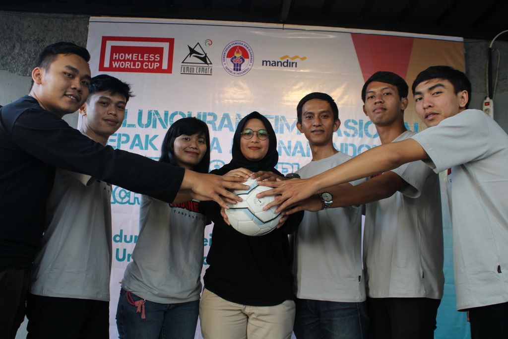 Tujuh pemain tim nasional Indonesia di Homeless World Cup 2023 berpose di Rumah Cemara, Kota Bandung, Jawa Barat, Minggu (14/5/2023). Mereka akan berlaga di Sacramento, California, Amerika Serikat, di pertengahan tahun ini dengan membawa isu-isu kesetaraan.