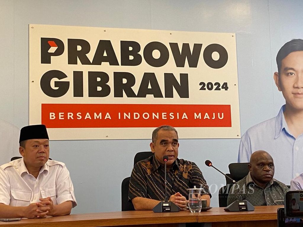 (Dari kiri) Sekretaris TKN Prabowo Gibran, Nusron Wahid; Wakil Ketua TKN Prabowo-Gibran, Ahmad Muzani; dan anggota TKN Prabowo-Gibran, Natalius Pigai, dalam jumpa pers di Media Center TKN Prabowo-Gibran di Jakarta, Senin (22/4/2024).