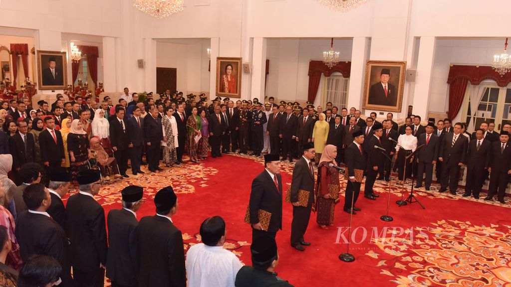 Para Pimpinan Komisi Pemberantasan Korupsi (KPK) periode 2019-2023 bersiap membacakan sumpah jabatan dengan disaksikan langsung oleh Presiden Joko Widodo di Istana Negara, Jakarta, Jumat (20/12/2019).