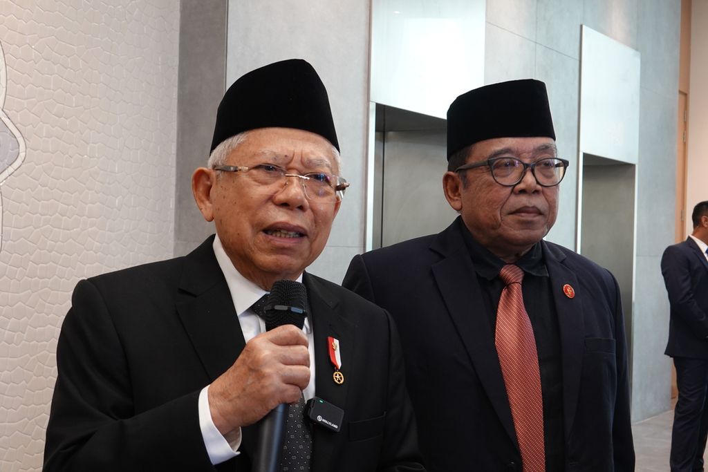 Wakil Presiden Ma'ruf Amin memberikan keterangan pers seusai meninjau Kedutaan Besar Republik Indonesia di Abu Dhabi, Uni Emirat Arab, Senin (5/2/2024).