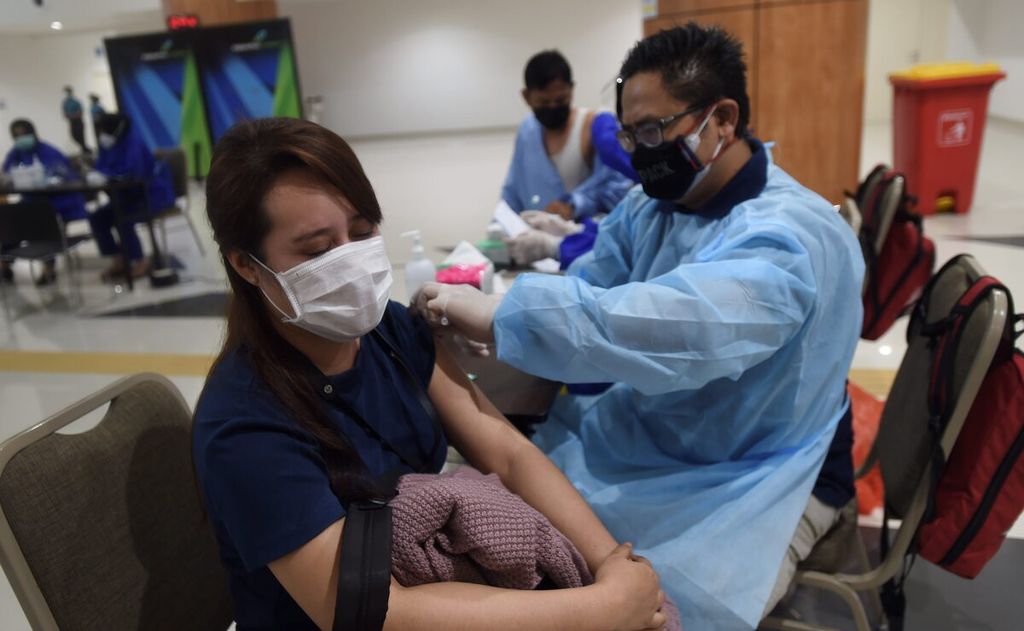 Pekerja mengikuti vaksinasi massal Covid-19 di Bandara Juanda Surabaya di Sidoarjo, Jawa Timur, Selasa (30/3/2021). 