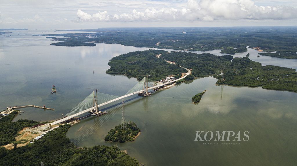 Foto udara bentang Jembatan Pulau Balang di Teluk Balikpapan, Kalimantan Timur, Rabu (10/03/2021). Jembatan ini menghubungkan Balikpapan dan Penajam Paser Utara melalui Teluk Balikpapan yang terdiri dari bentang panjang dan bentang pendek.  