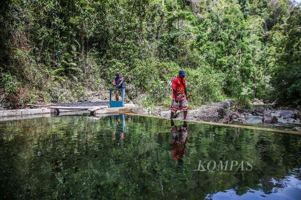 Petugas PDAM Kota Jayapura mengecek salah satu mata air di cagar alam Pegunungan Cycloop masih marak terjadi seperti terlihat di sekitar mata air Kampwolker, Distrik Heram, Kota Jayapura, Papua, Jumat (26/11/2021). Maraknya perambahan hutan mengancam sumber mata air utama di kawasan itu.