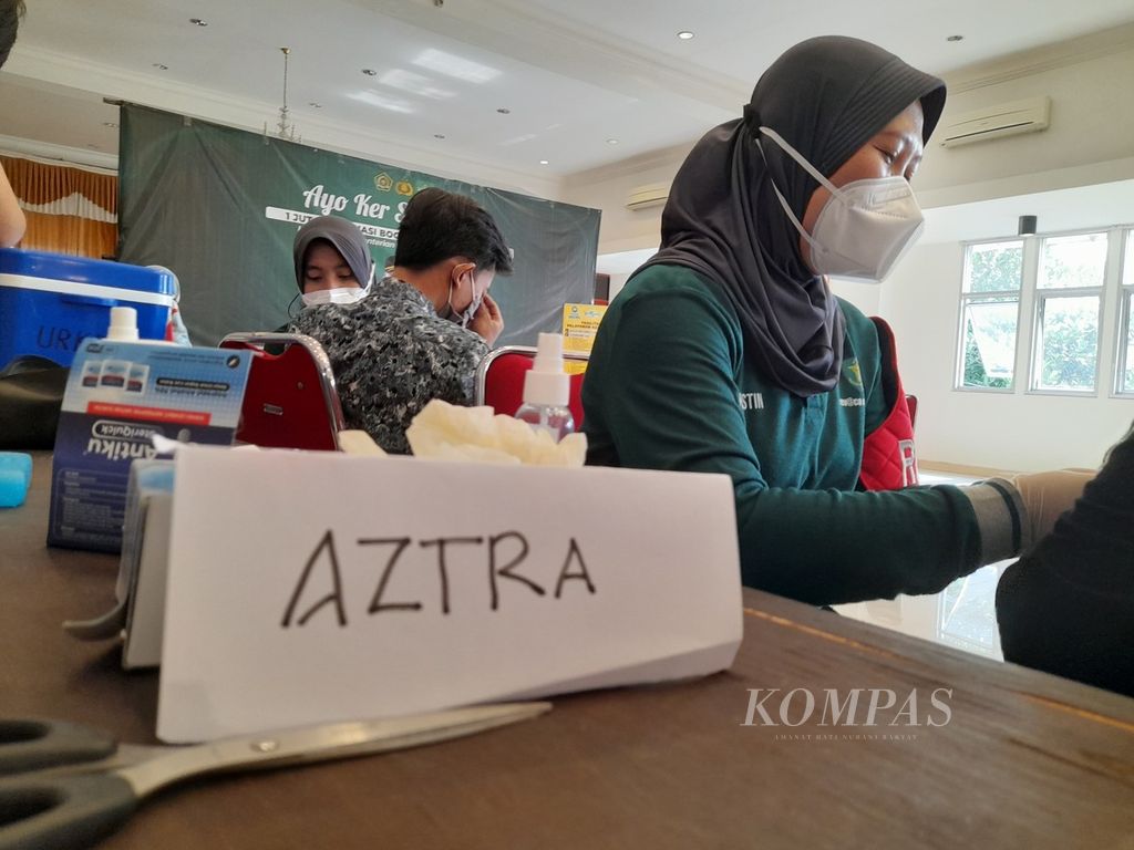 Masyarakat yang mengikuti vaksinasi <i>booster</i> di Masjid Sabilillah, Kota Malang, Jawa Timur, Jumat (22/4/2022), bisa memilih vaksin AstraZaneca atau Pfizer yang tersedia.