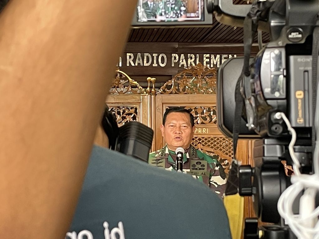 Laksamana Yudo Margono memberikan keterangan pers seusai Rapat Paripurna DPR yang menyetujui pengangkatannya sebagai Panglima TNI, Selasa (13/12/2022), 