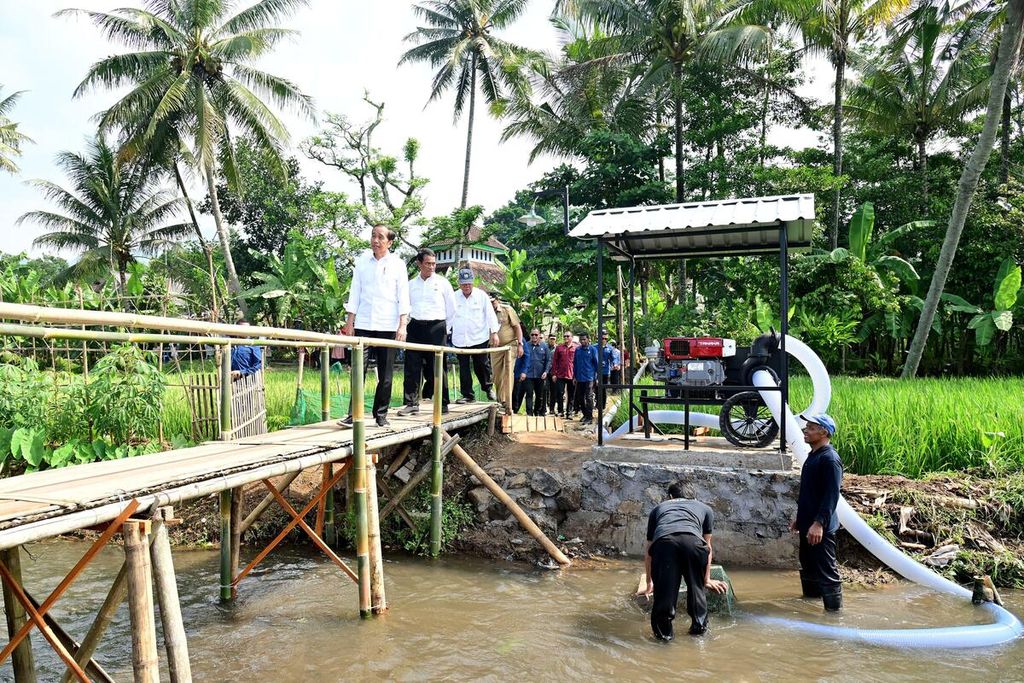 Presiden Joko Widodo meninjau langsung implementasi pompanisasi di Desa Kalibeji, Kecamatan Tuntang, Kabupaten Semarang, Provinsi Jawa Tengah, Rabu (19/6/2024), sebagai upaya pemerintah menghadapi potensi kekeringan yang diperkirakan akan berlangsung dari Juli hingga Oktober.