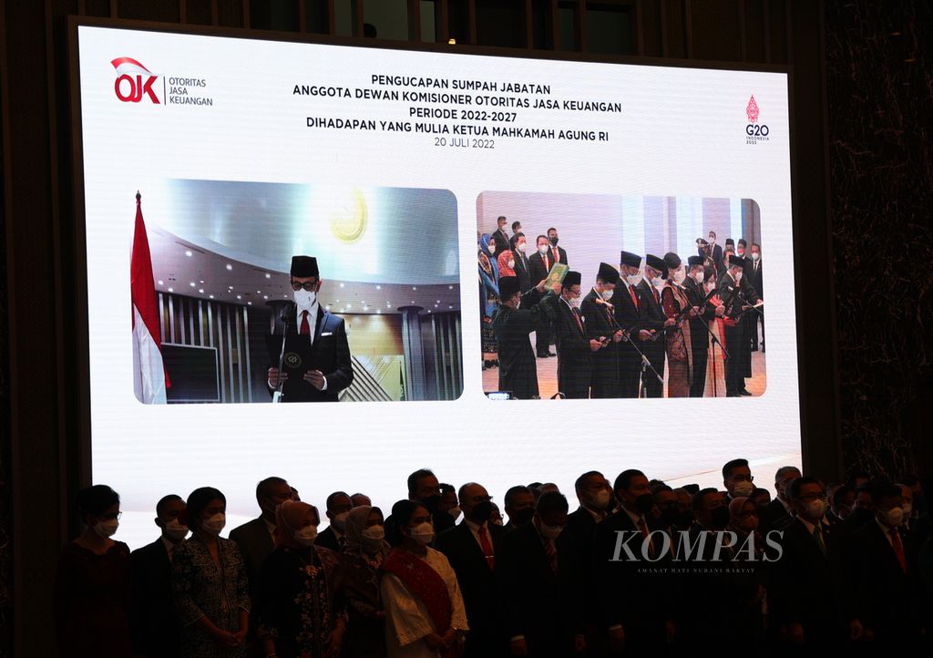 Pengambilan sumpah jabatan Dewan Komisioner Otoritas Jasa Keuangan (DK OJK) periode 2022-2027 oleh Ketua Mahkamah Agung (MA) Muhammad Syarifuddin di Gedung MA, Jakarta, Rabu (20/7/2022). 