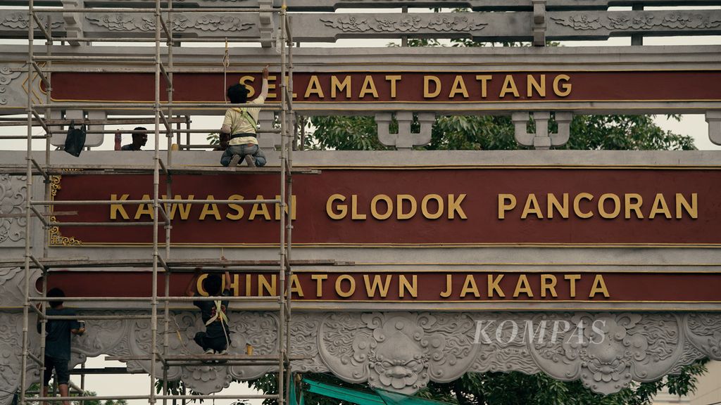 Pekerja merampungkan proyek gapura Chinatown di Glodok, Jakarta Barat, Kamis (9/6/2022). 