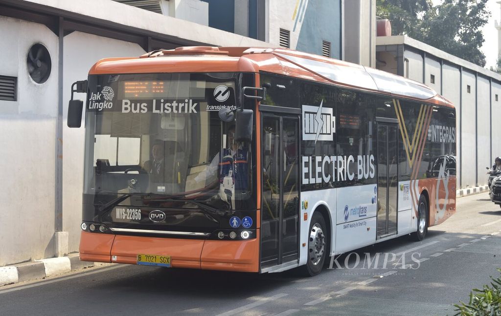 An electric Transjakarta bus passed through Kyai Maja Street in South Jakarta on Wednesday (6/9/2023). The use of electric buses as public transportation is not only to reduce congestion, but also an effort to reduce air pollution and CO2 emissions from vehicle exhaust.
