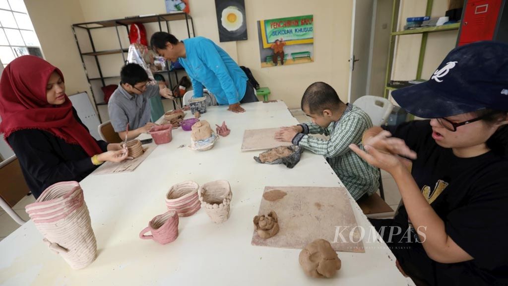 Sejumlah anak berkebutuhan khusus praktik membuat keramik di Sekolah Khusus Spectrum, Tangerang Selatan, Banten, Jumat (30/11/2018). Metode pembelajaran di sekolah ini disesuaikan dengan masing-masing anak dengan penekanan bermain dan berkarya untuk belajar bagi siswa-siswa dari tingkat TK hingga SMP. 