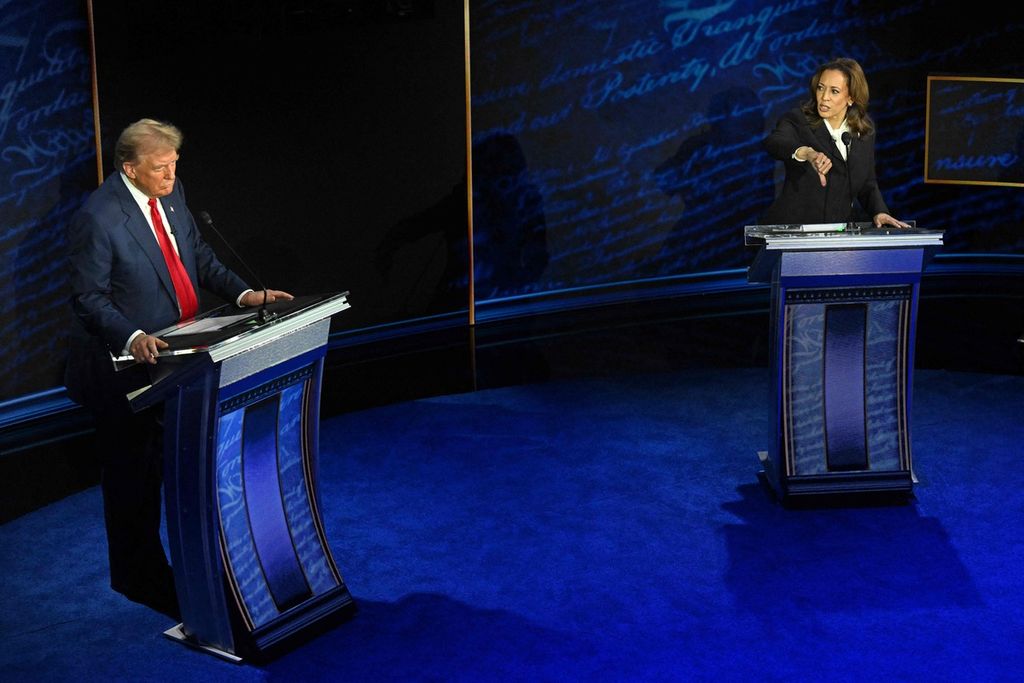 Donald Trump dan Kamala Harris berdebat mengenai visi-misi calon presiden Amerika Serikat di Philadelphia, Pennsylvania, 10 September 2024.