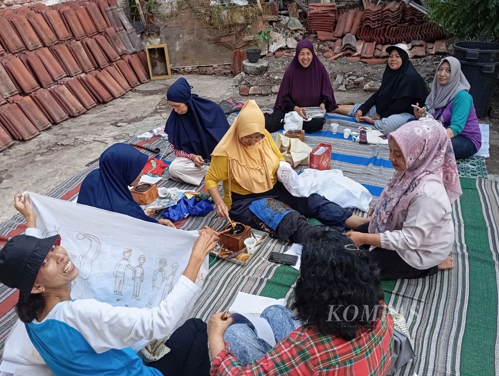 Ibu-ibu membatik sebagai persiapan pameran seni rupa urban Ritus Liyan/Mundane Rites di Kampung Plampitan, RW 002, Kelurahan Peneleh, Kecamatan Genteng, Surabaya, Jawa Timur, Jumat (24/5/2024). 