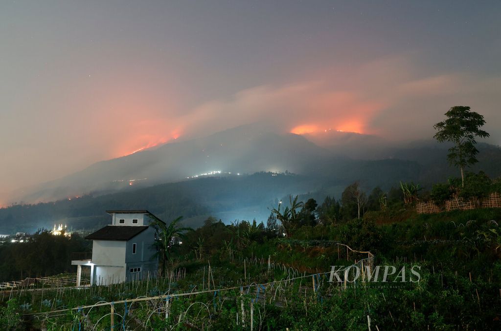 Kobaran api yang masih membakar lereng Gunung Merbabu terlihat dari Desa Batur, Kecamatan Getasan, Kabupaten Semarang, Jawa Tengah, Sabtu (28/10/2023). 